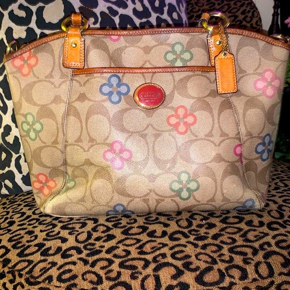 Handbags - 👛💜COACH Peyton Clover Purse💜👛 READ DESCRIPTION AND SEE PHOTOS AND VIDEO